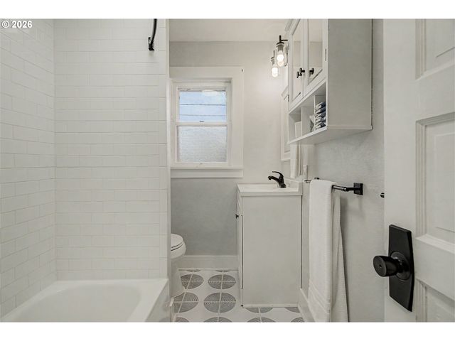 8908 Ne WYGANT St, Portland, OR 97220