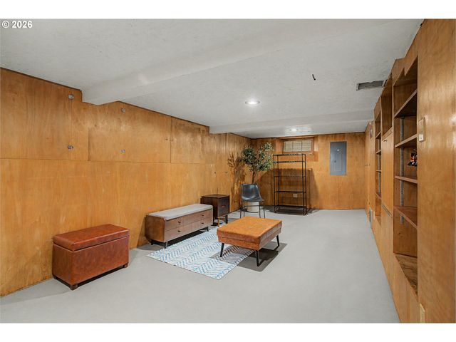 8908 Ne WYGANT St, Portland, OR 97220