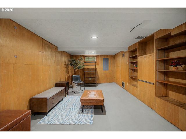 8908 Ne WYGANT St, Portland, OR 97220