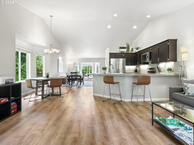 8575 Sw JOHN Ct, Portland, OR 97223