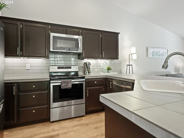 8575 Sw JOHN Ct, Portland, OR 97223