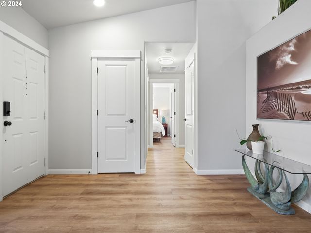 8575 Sw JOHN Ct, Portland, OR 97223