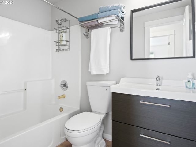 8575 Sw JOHN Ct, Portland, OR 97223