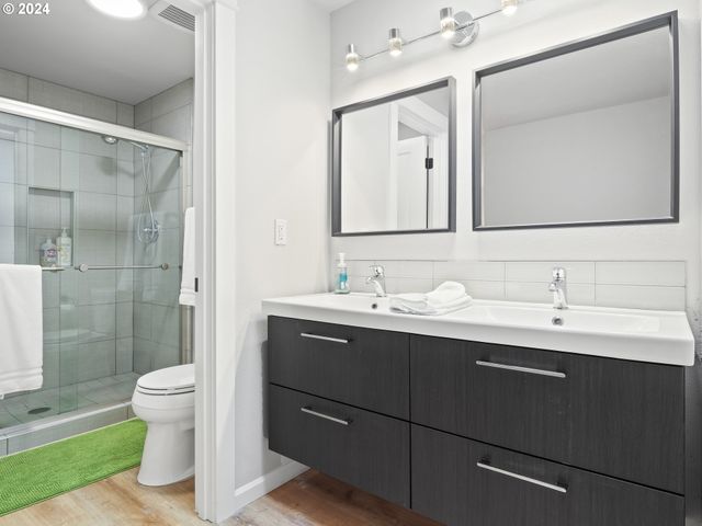 8575 Sw JOHN Ct, Portland, OR 97223