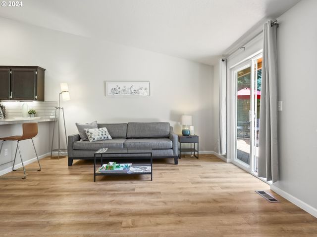 8575 Sw JOHN Ct, Portland, OR 97223