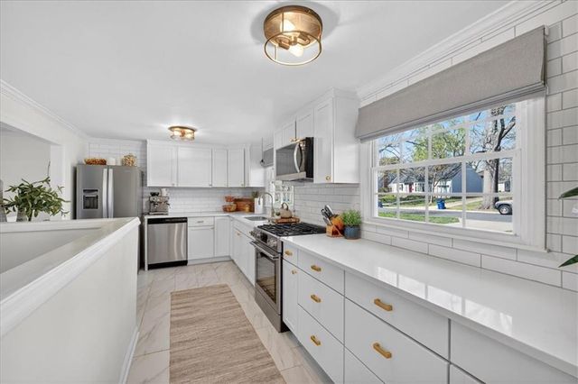 4021 W 73rd Terrace, Prairie Village, KS 66208