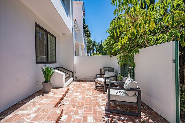 19462 Pompano Lane 111, Huntington Beach, CA 92648