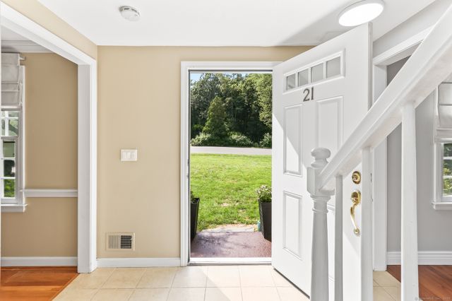 21 Stockade Road, Simsbury, CT 06092