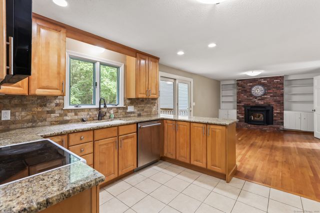 21 Stockade Road, Simsbury, CT 06092