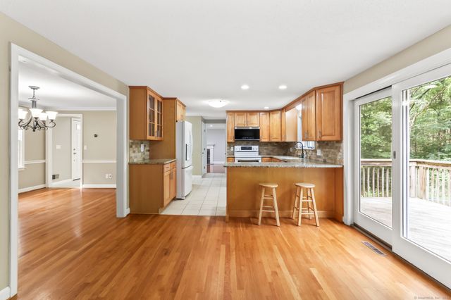 21 Stockade Road, Simsbury, CT 06092