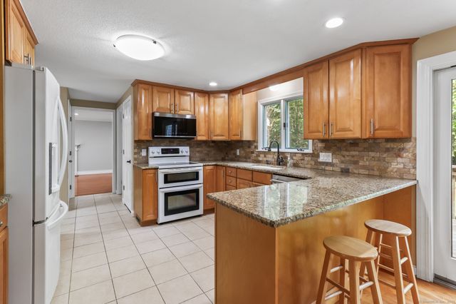 21 Stockade Road, Simsbury, CT 06092