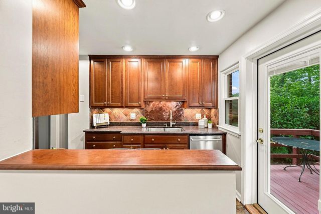 8 E MASONIC VIEW AVE, Alexandria, VA 22301