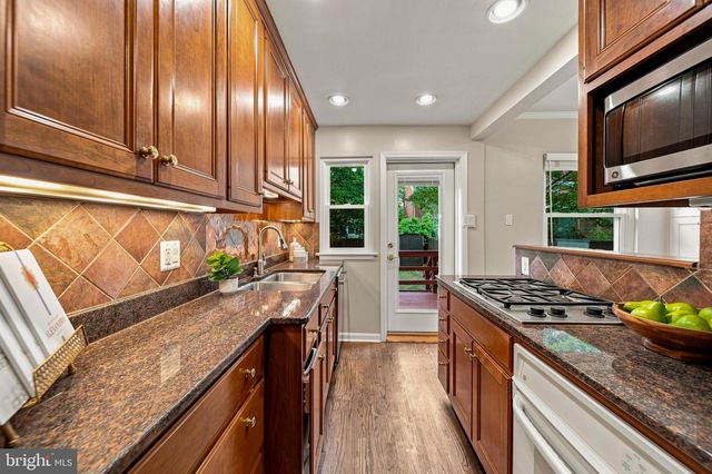 8 E MASONIC VIEW AVE, Alexandria, VA 22301
