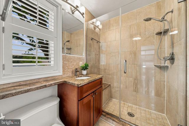 8 E MASONIC VIEW AVE, Alexandria, VA 22301