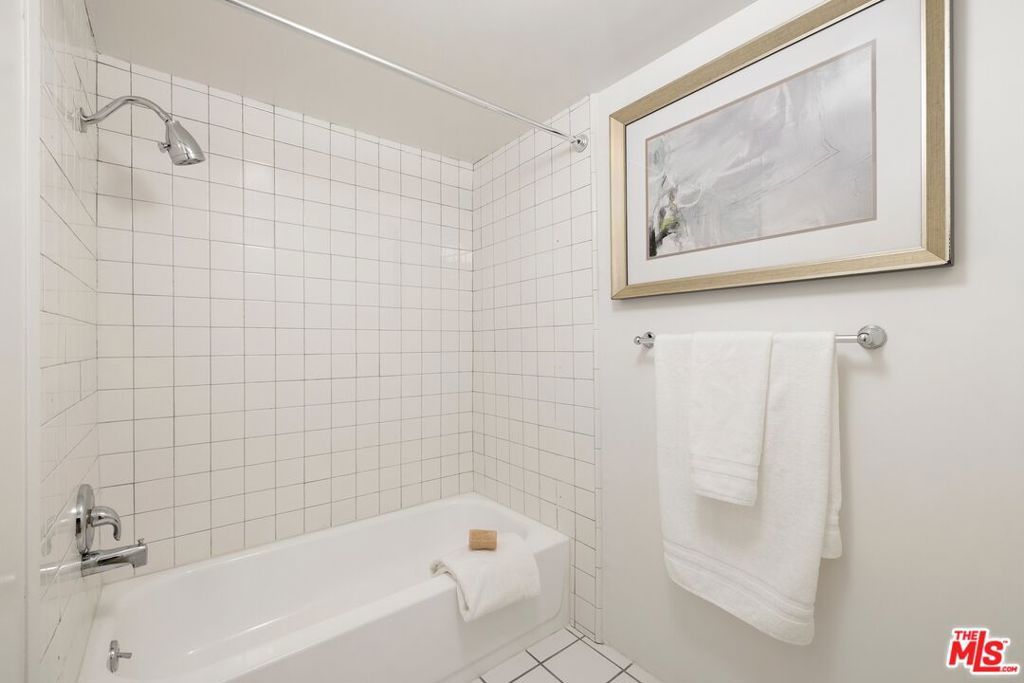 Image 10 of property listing at 10966 Rochester Avenue 6B, Los Angeles, CA 90024