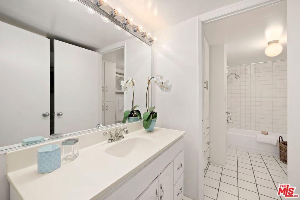 Image 11 of property listing at 10966 Rochester Avenue 6B, Los Angeles, CA 90024