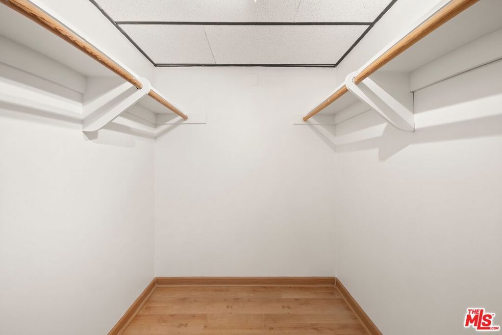Image 12 of property listing at 10966 Rochester Avenue 6B, Los Angeles, CA 90024