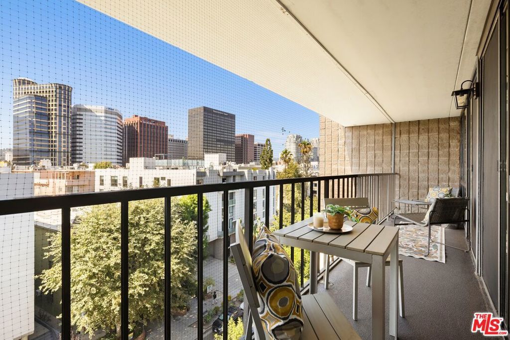 Image 13 of property listing at 10966 Rochester Avenue 6B, Los Angeles, CA 90024