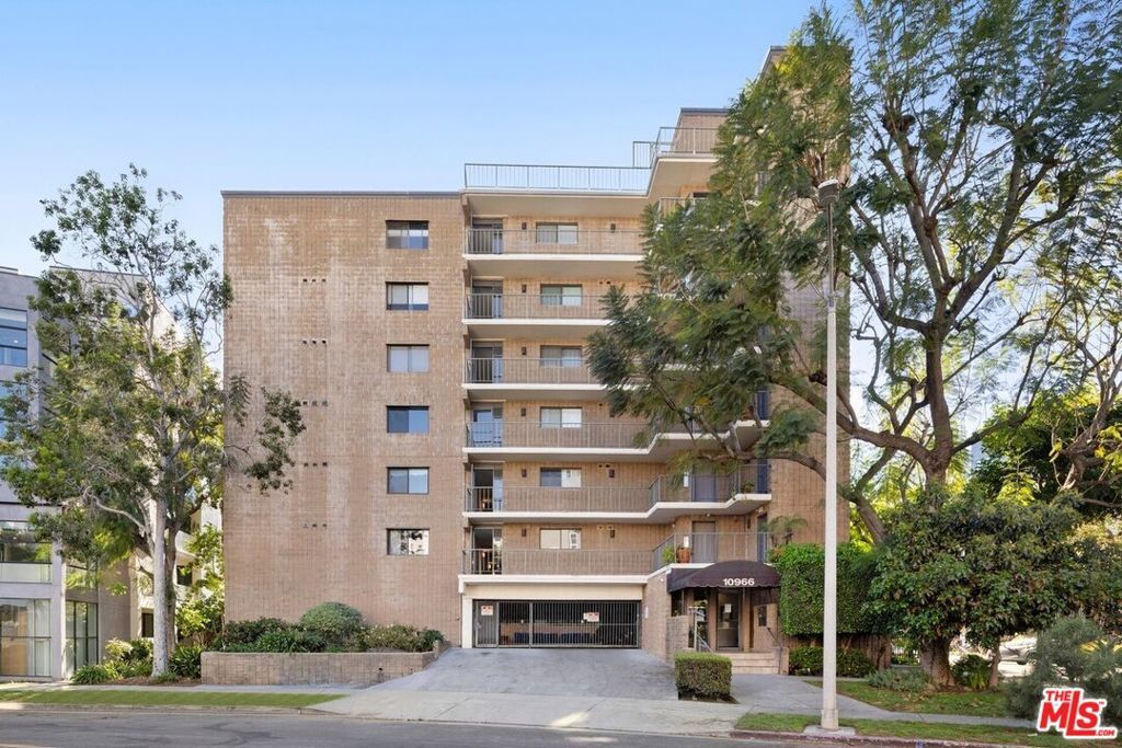 Image 14 of property listing at 10966 Rochester Avenue 6B, Los Angeles, CA 90024