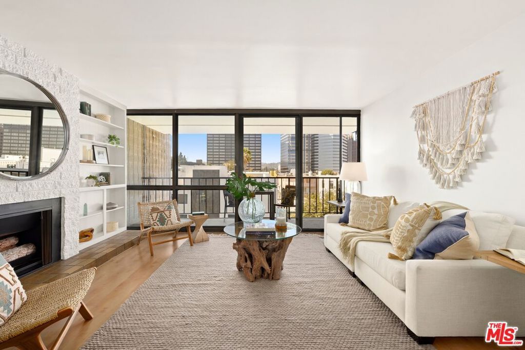 Image 2 of property listing at 10966 Rochester Avenue 6B, Los Angeles, CA 90024