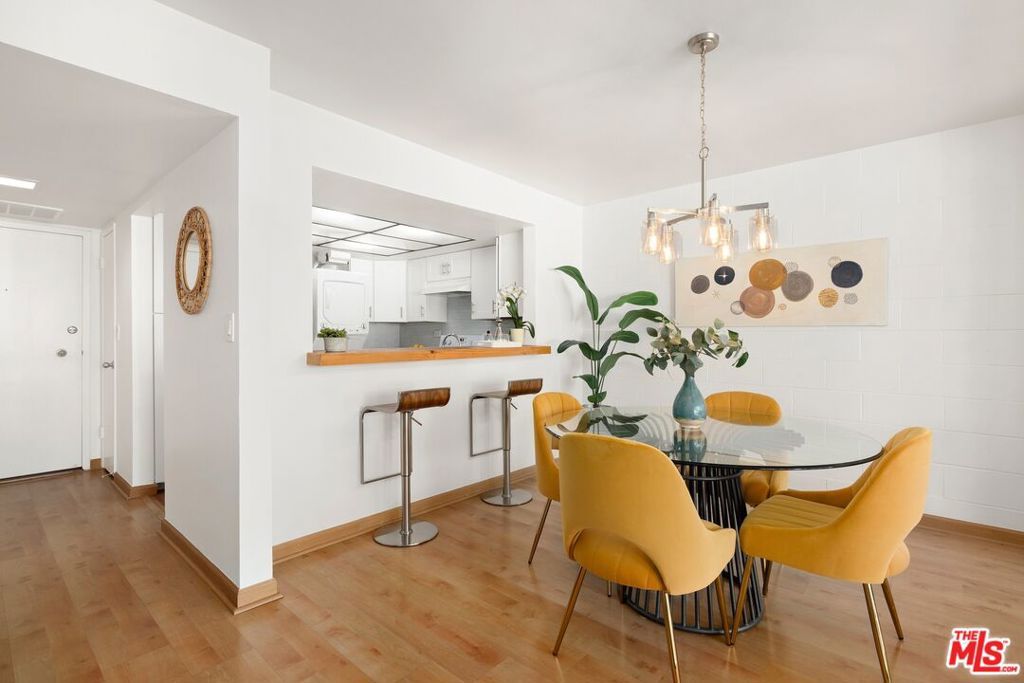 Image 4 of property listing at 10966 Rochester Avenue 6B, Los Angeles, CA 90024