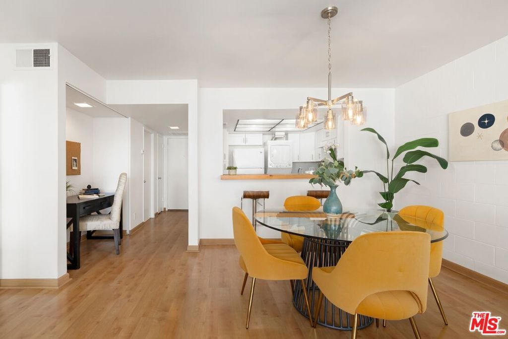 Image 5 of property listing at 10966 Rochester Avenue 6B, Los Angeles, CA 90024