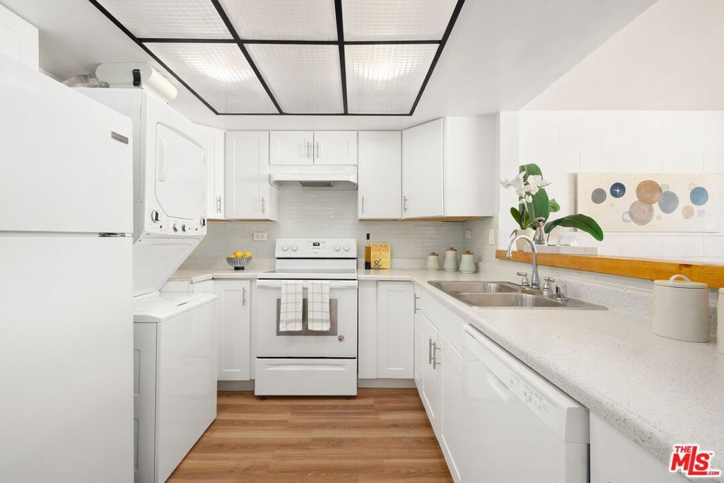Image 7 of property listing at 10966 Rochester Avenue 6B, Los Angeles, CA 90024