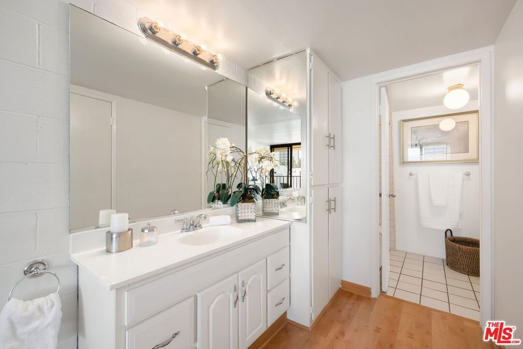 Image 9 of property listing at 10966 Rochester Avenue 6B, Los Angeles, CA 90024