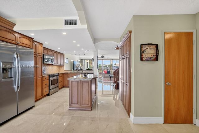 1100 SE 5th Ct 24, Pompano Beach, FL 33060