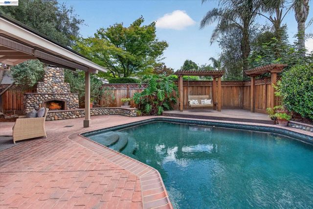 2680 Turnstone Dr, Pleasanton, CA 94566