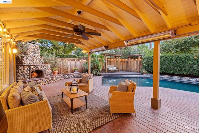 2680 Turnstone Dr, Pleasanton, CA 94566