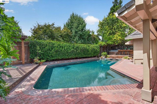 2680 Turnstone Dr, Pleasanton, CA 94566