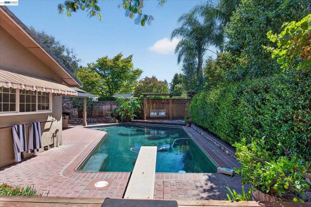 2680 Turnstone Dr, Pleasanton, CA 94566