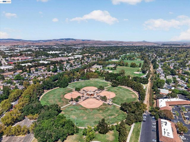 2680 Turnstone Dr, Pleasanton, CA 94566