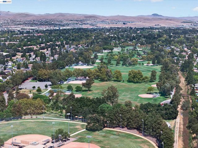2680 Turnstone Dr, Pleasanton, CA 94566