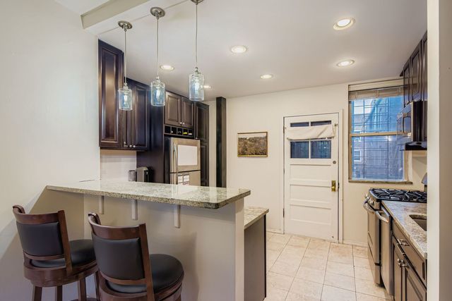 539 W Addison Street 2N, Chicago, IL 60613