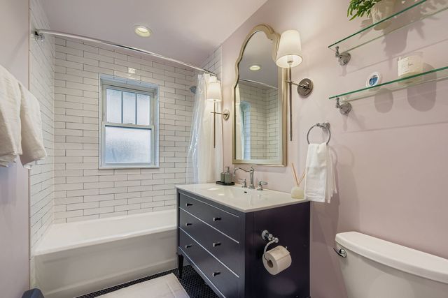 539 W Addison Street 2N, Chicago, IL 60613