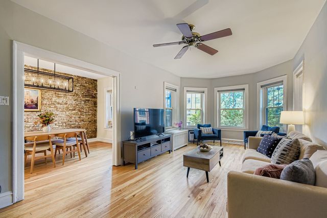 539 W Addison Street 2N, Chicago, IL 60613