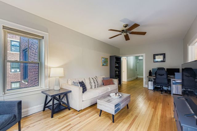 539 W Addison Street 2N, Chicago, IL 60613