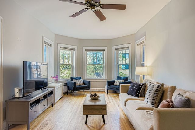 539 W Addison Street 2N, Chicago, IL 60613