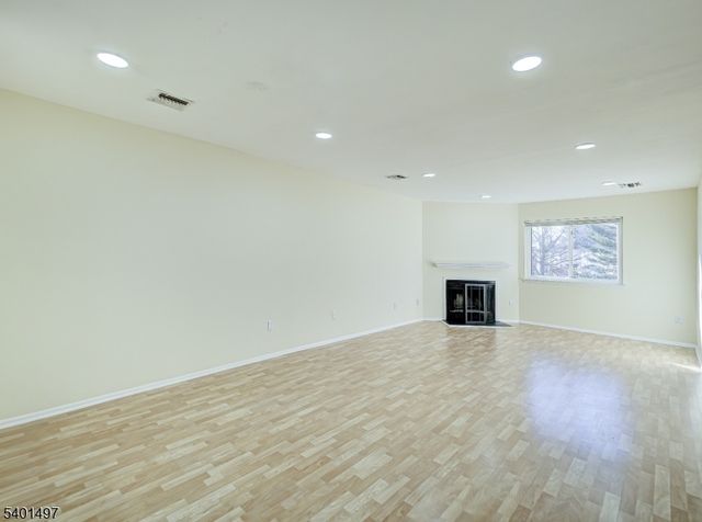 208 Blackberry Ct, Raritan Twp., NJ 08822