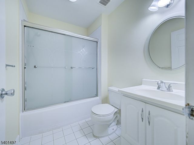 208 Blackberry Ct, Raritan Twp., NJ 08822