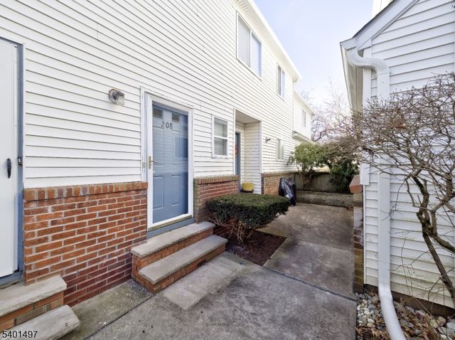 208 Blackberry Ct, Raritan Twp., NJ 08822