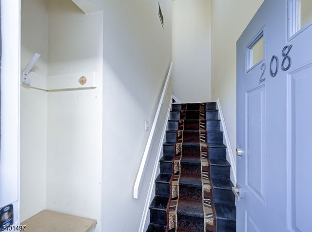 208 Blackberry Ct, Raritan Twp., NJ 08822