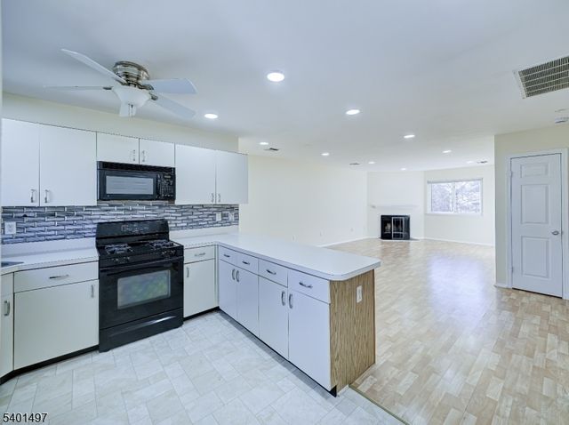 208 Blackberry Ct, Raritan Twp., NJ 08822