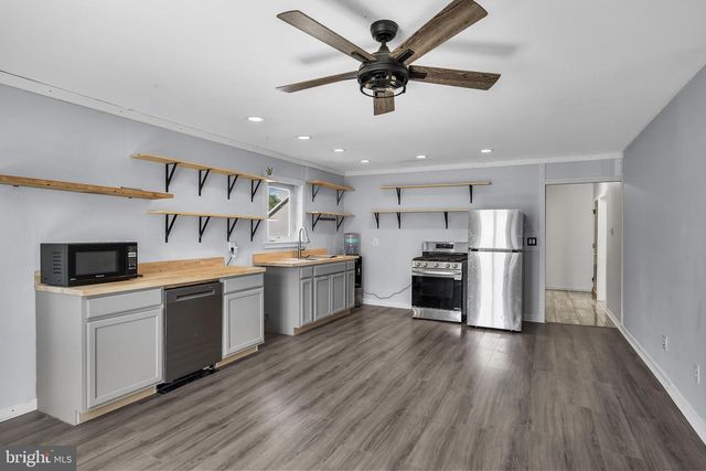 200 W LANDING RD, Blackwood, NJ 08012