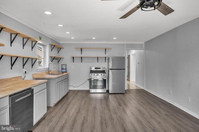 200 W LANDING RD, Blackwood, NJ 08012