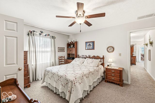 5701 Kensington Way N, Plainfield, IN 46168