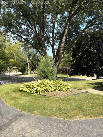 2570 Aspen Lane, Bloomfield Charter Township, MI 48302