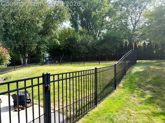 2570 Aspen Lane, Bloomfield Charter Township, MI 48302